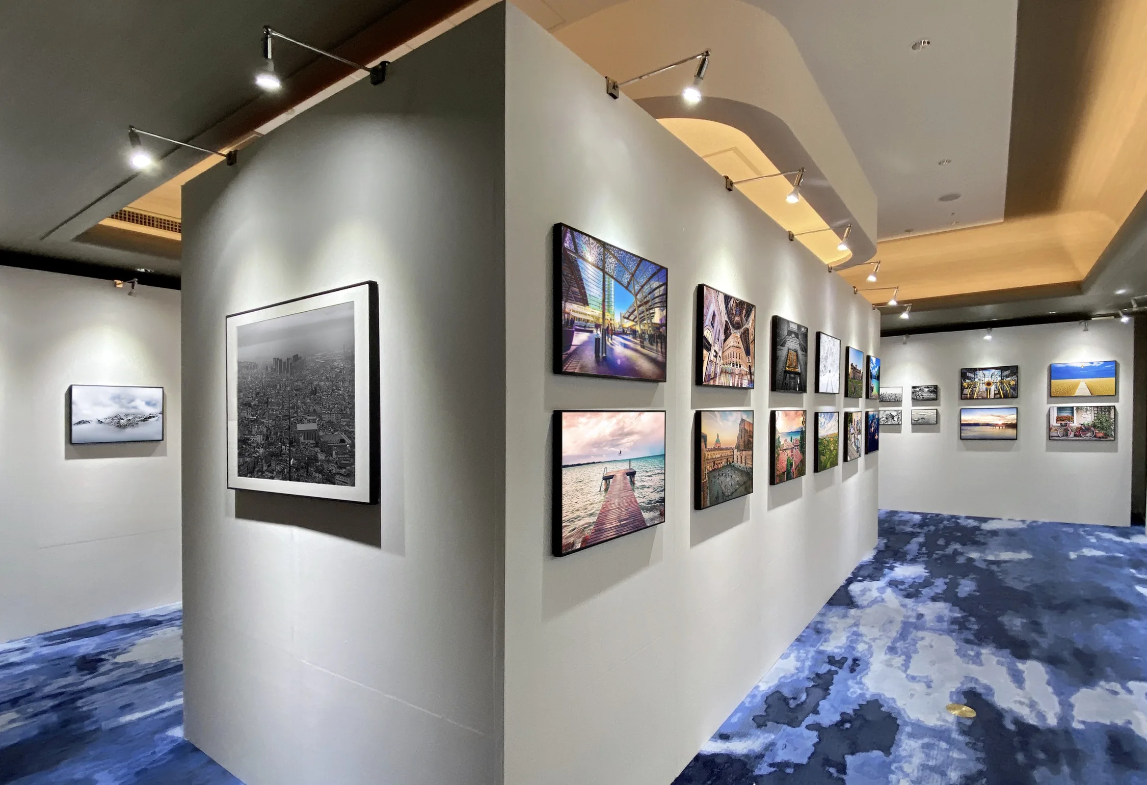 Allestimento della mostra con le stampe incorniciate alle pareti